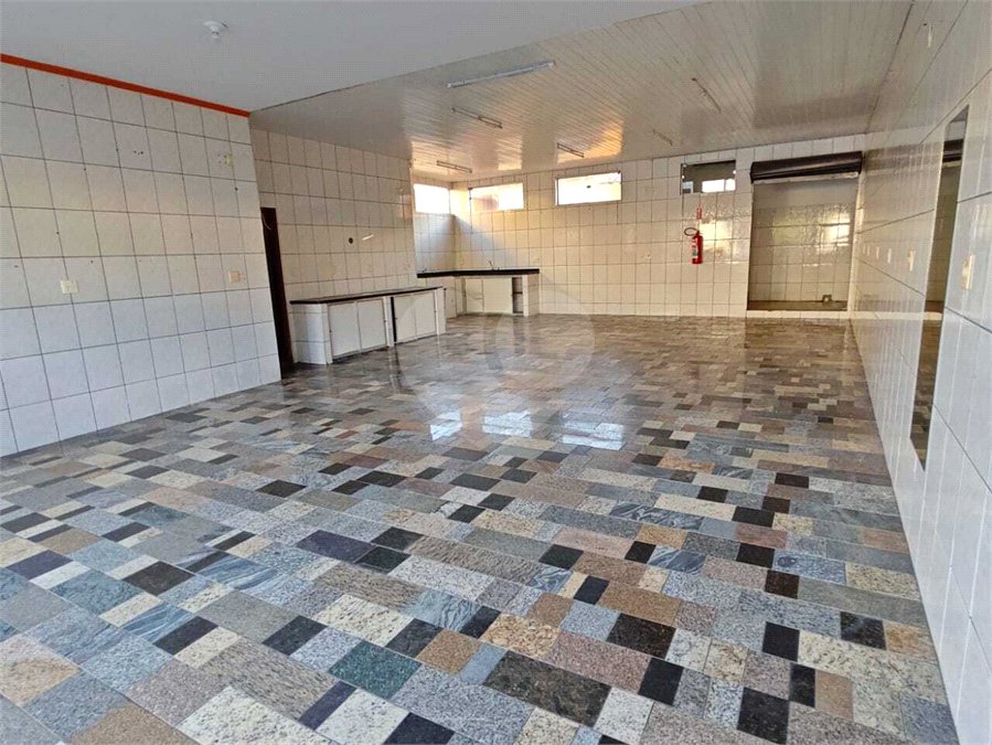 ?Oportunidade Única em São Carlos: Salão Comercial + Casa Independente nos Fundos – Ideal para Investidores!