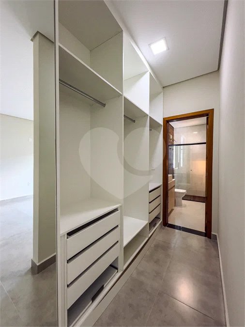 Indaiatuba - Condomínio Milano - Sobrado - 350 m² de terreno - 240 m² de área construída - 4 vagas de garagem, sendo 2 cobertas - Salas de estar e jantar integradas - 3 suítes com closet e varanda no pavimento superior - Escritório no térreo - Espaço gourmet com churrasqueira - Banheiro externo