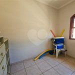 Casa térrea em Atibaia com 3 dormitórios (2 suítes), piscina, espaço gourmet, condomínio fechado