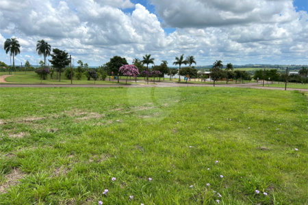 Terreno no condomínio Damha Golf em frente área de lazer com 1.404,40 m²