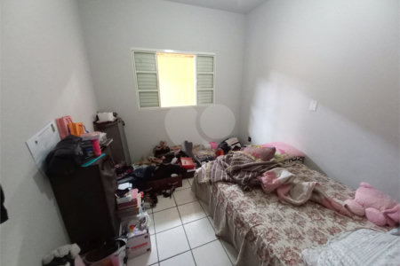 Sobrado à venda com excelente distribuição de espaços