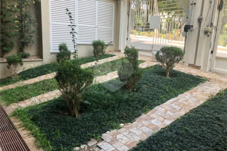 Sobrado com 363m² à venda no Alto da Moóca - 3 suítes e 6 vagas.