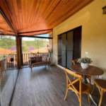 Chácara com excelente infraestrutura, contendo casa com 8 dormitórios, 900 m² de área construída, área total de 3000m², piscina adulto e infantil, churrasqueira, quadra gramada de futebol - Rio Acima - Atibaia/SP 900 m² Área construída 3.000 m² Área do terreno