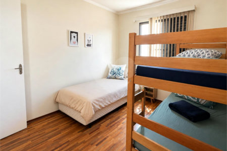 Apartamento á venda no centro com dois dormitórios e sacada.