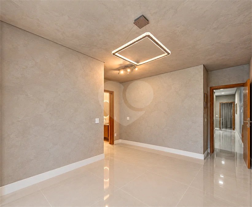 Sobrado geminado com 185 m², 3 suítes, closet, 4 vagas, área gourmet, sótão, energia solar, aquecimento de água e sistema completo de segurança.