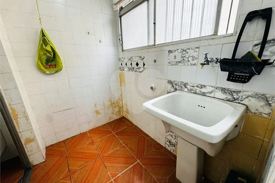 Vende-se Apartamento de 2 Quartos com Sacada na Vila Mascote