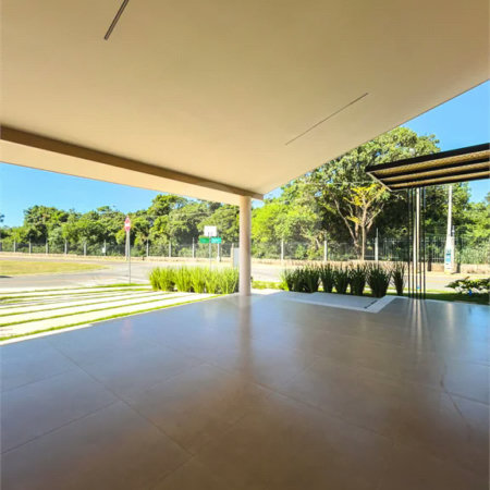 Indaiatuba- SP - Condominio Evidencias • 385 m² Terreno - Casa térrea com gourmet no primeiro andar - com 198 m² de Área Construída - 2 Vagas de Garagem cobertas e 2 descobertas - Sala de Estar e jantar integradas - Espaço gourmet no pavimento superior com planejados + banheiro - Cozinha com móveis