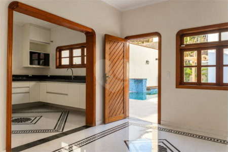 Casa à venda com 6 dormitórios, 3 suítes, piscina, área gourmet, hidromassagem, lareira, varanda e 6 vagas de garagem. Conforto e lazer para toda a família!