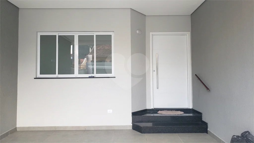 Sobrado novo com 3 suítes, 4 vagas, espaço gourmet com churrasqueira, jardim de inverno e acabamento premium. Conforto, modernidade e sofisticação.