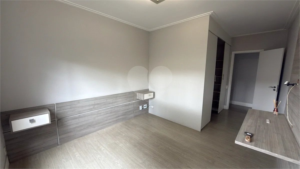 Apartamento de 155 m² com 4 dormitórios, varanda e 2 vagas de garagem. Condomínio com piscinas adulto, infantil e aquecida, lazer e portaria 24 horas.