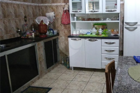 Casa térrea com 2 dormitórios.