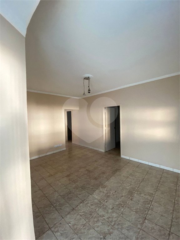 Casa Térrea com 3 dormitórios, sendo 2 suítes.