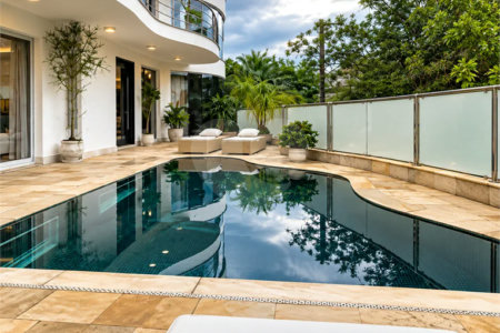 Mansão de 800 m² no Swiss Park, em São Bernardo do Campo, com 4 suítes, piscina, área gourmet, sauna e lazer completo em condomínio de alto padrão.