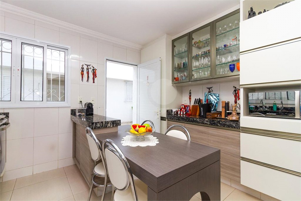Casa Sobrado à venda com 342 m², 3 dormitórios, sendo 2 suítes, 4 vagas na Vila Mariana - São Paulo.