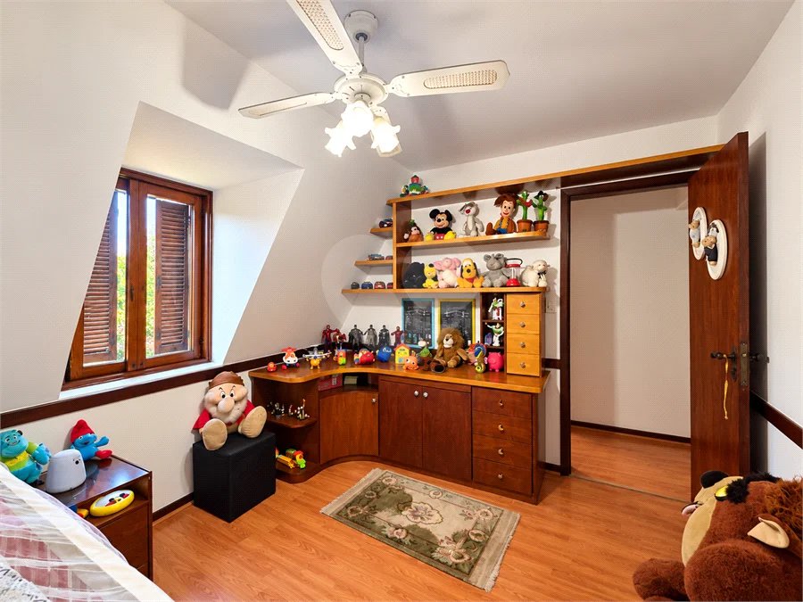 Sobrado com cinco quartos sendo 3 suites 4 vagas| R$ 3.300.000 no Alto da Boa Vista - São Paulo