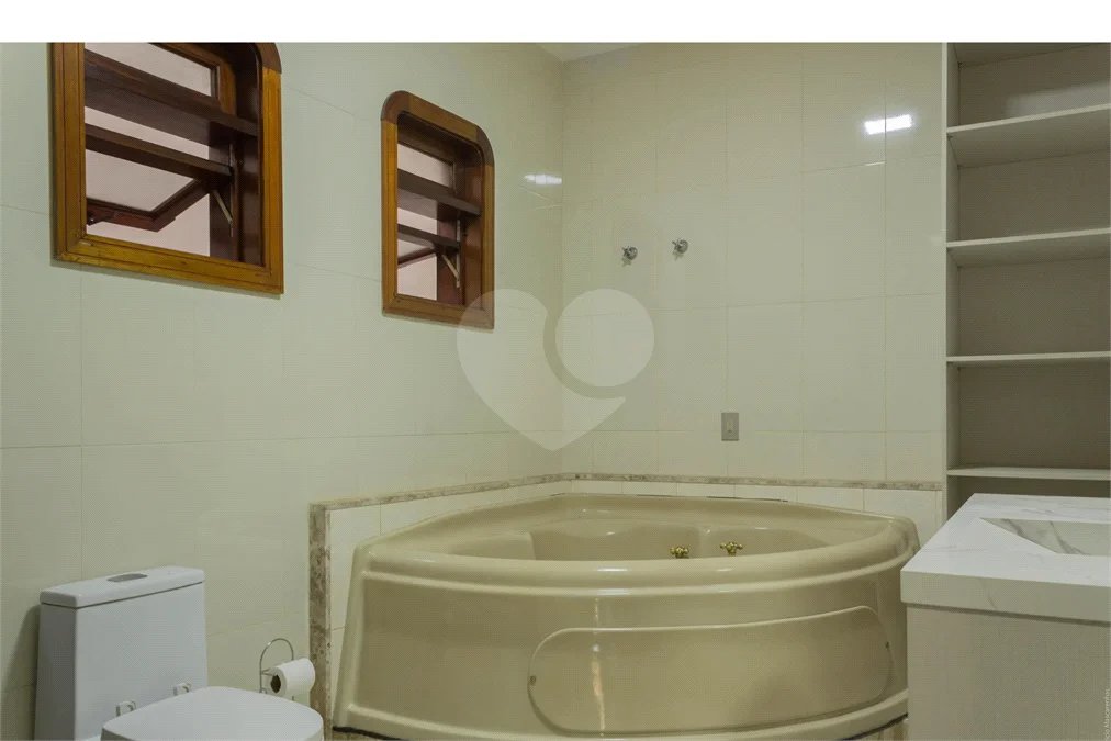 Casa à venda com 6 dormitórios, 3 suítes, piscina, área gourmet, hidromassagem, lareira, varanda e 6 vagas de garagem. Conforto e lazer para toda a família!