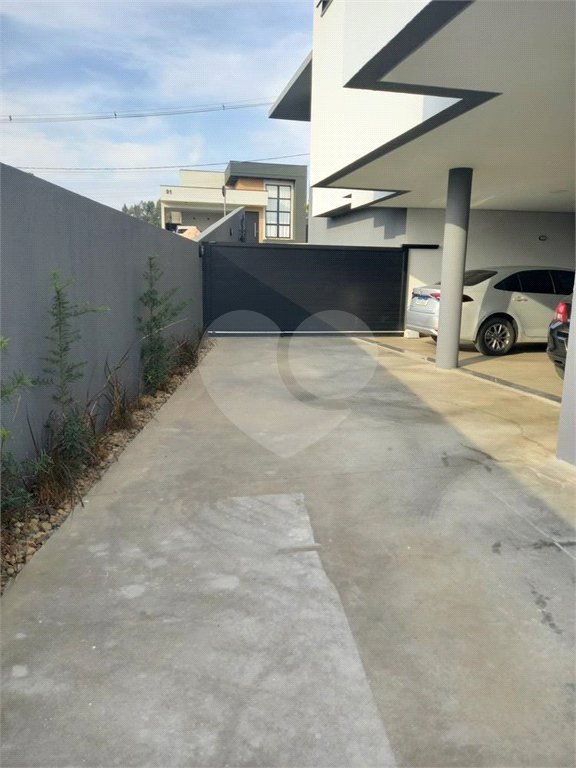 Sobrado à venda com 5 quartos, sendo 3 suítes, em Residencial Jatobás, Louveira, SP