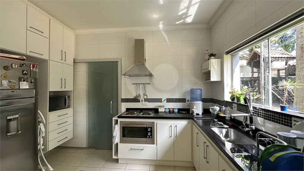 Casa em Condomínio Fechado com 4 suítes e área de lazer completa.
