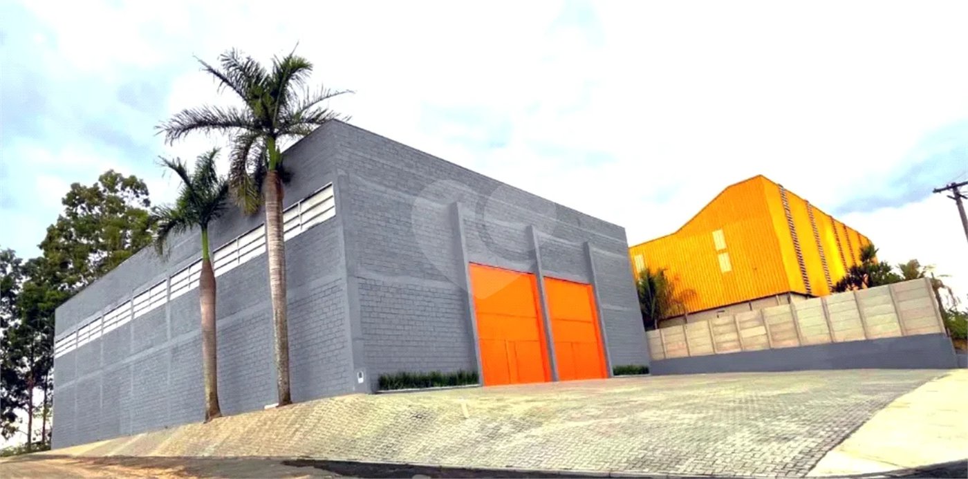 GALPÃO INDUSTRIAL NOVO – 800 M² - Em frente à Rodovia Kanela Forti
