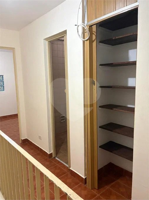 São Paulo - Capital - Bairro Santa Cruz - R4 495.000,00 - Aceita permuta por imóvel na cidade de Indaiatuba- Sp - Sobrado em rua residencial sem saída e com praça particular. O imóvel possui 2 quartos — 1 suíte com dois ambientes e acesso a hall externo. Sala ampla, cozinha com dois ambientes