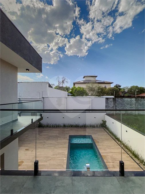 Indaiatuba - Condomínio Milano - Sobrado - 350 m² de terreno - 240 m² de área construída - 4 vagas de garagem, sendo 2 cobertas - Salas de estar e jantar integradas - 3 suítes com closet e varanda no pavimento superior - Escritório no térreo - Espaço gourmet com churrasqueira - Banheiro externo