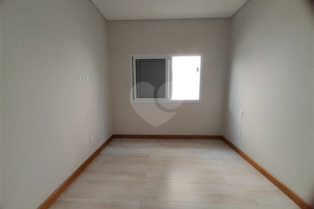 Belíssima Casa à Venda no Condomínio Damha IV