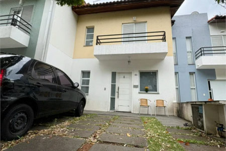 Casa à venda com 3 quartos, sendo 1 suíte, no condomínio New Village, Cotia - SP