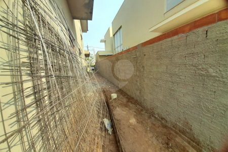 Casa em Construção com Área Gourmet e Piscina no Condomínio Damha II