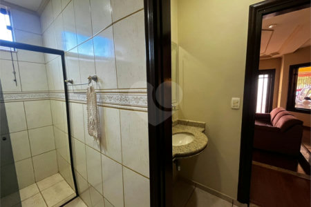 Casa à Venda na Rua Principal do Parque Fehr com Aquecedor Solar