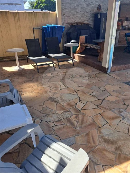 Casa Ampla com 5 Dormitórios, Piscina e Lazer Completo em Terreno de 1.260 m²