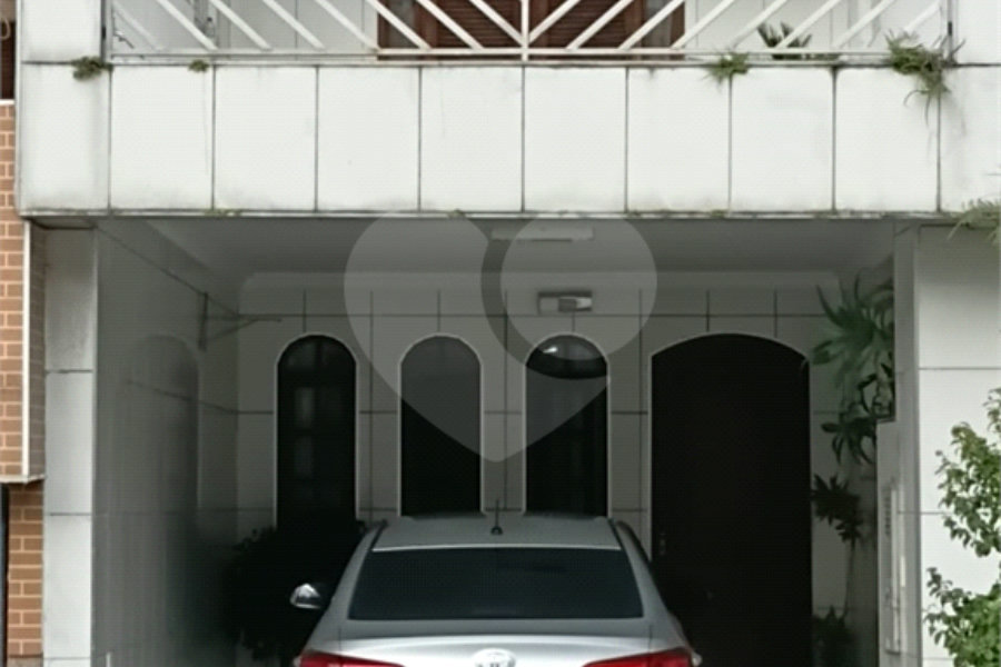 Sobrado em condomínio fechado com 3 dormitórios e 100m2
