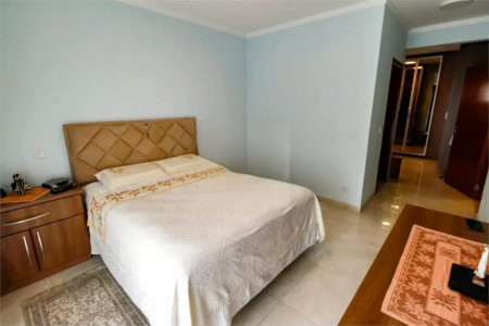 Sobrado à venda com 4 quartos, sendo 1 suíte, em Vila Sônia, São Paulo, SP