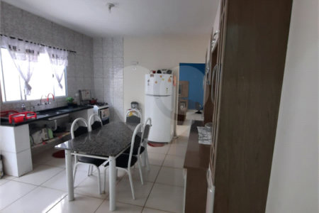 Casa Térrea com 2 dormitórios.