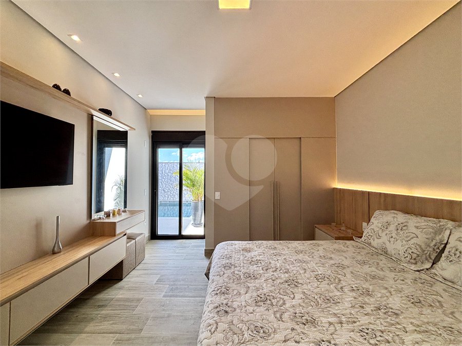 Indaiatuba - Sp - Condominio Maria Candida - R$ 2.250.000,00 - 3 suítes, sendo 1 master com closet e banheiro com duas cubas e dois chuveiros - Escritório - Piscina em Alvenaria aquecida e Hidro com Iluminação - Ar Condicionado instalado em todos os quartos, escritorio, sala e area gourmet