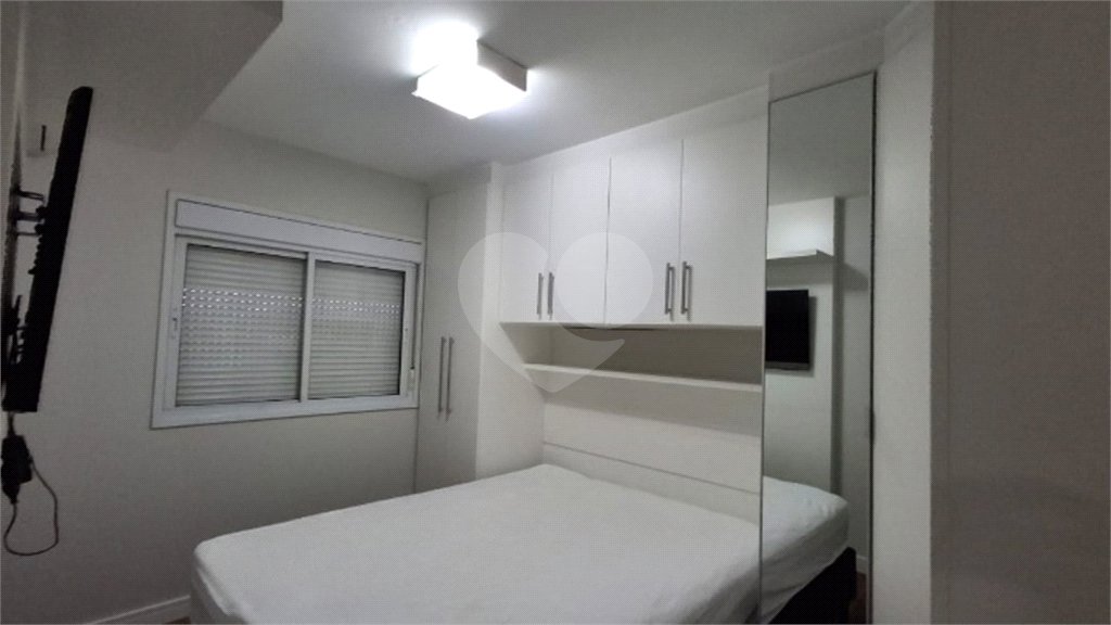 Apartamento com dois dormitórios sendo um climatizado, com duas vagas de garagem.