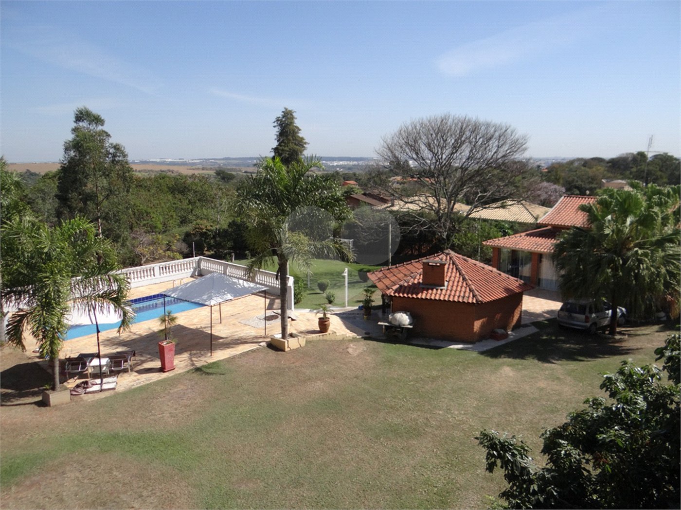 Indaiatuba- Jardins dos Laranjais - Chácara dentro do Vale das Laranjeiras, segundo portão: Jardim dos Laranjais. 3 quartos, 1 banheiro social, 1 sala espaçosa de TV, 1 sala de jantar, cozinha, 1 varanda fechada com portas Blindex. Quiosque, piscina, capela com bancos e altar,