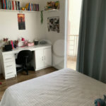 Sobrado com 3 quartos e garagem para 5 veículos.