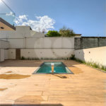 Indaiatuba - Condomínio Milano - Sobrado - 350 m² de terreno - 240 m² de área construída - 4 vagas de garagem, sendo 2 cobertas - Salas de estar e jantar integradas - 3 suítes com closet e varanda no pavimento superior - Escritório no térreo - Espaço gourmet com churrasqueira - Banheiro externo