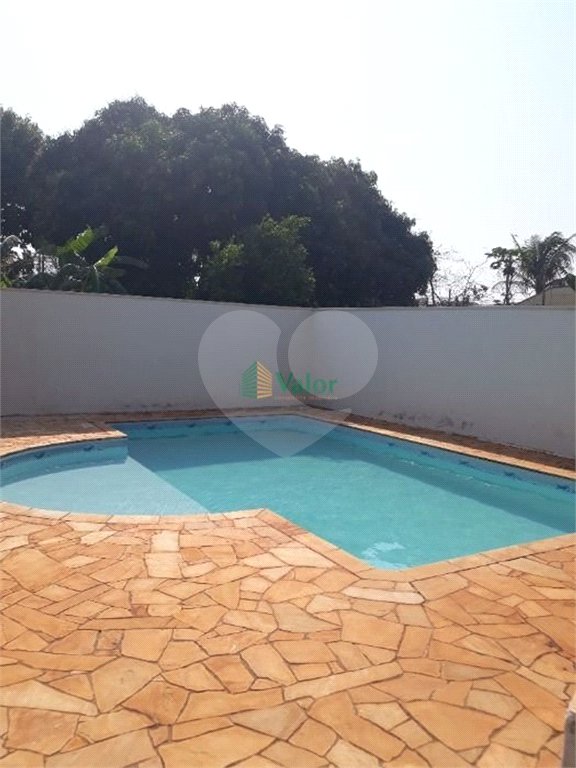 Ampla casa no condomÍnio Parque Fehr, contendo: