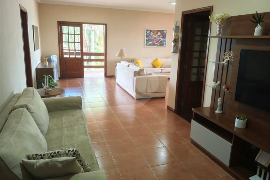 Casa à venda com 4 quartos, sendo 2 suítes,  em Country Residencial Felix, Bom Jesus dos Perdões, SP