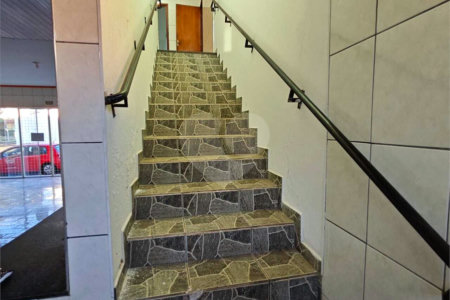 ?Oportunidade Única em São Carlos: Salão Comercial + Casa Independente nos Fundos – Ideal para Investidores!