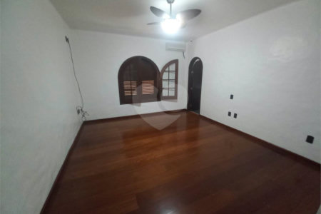 Casa térrea no Condomínio Faber I.