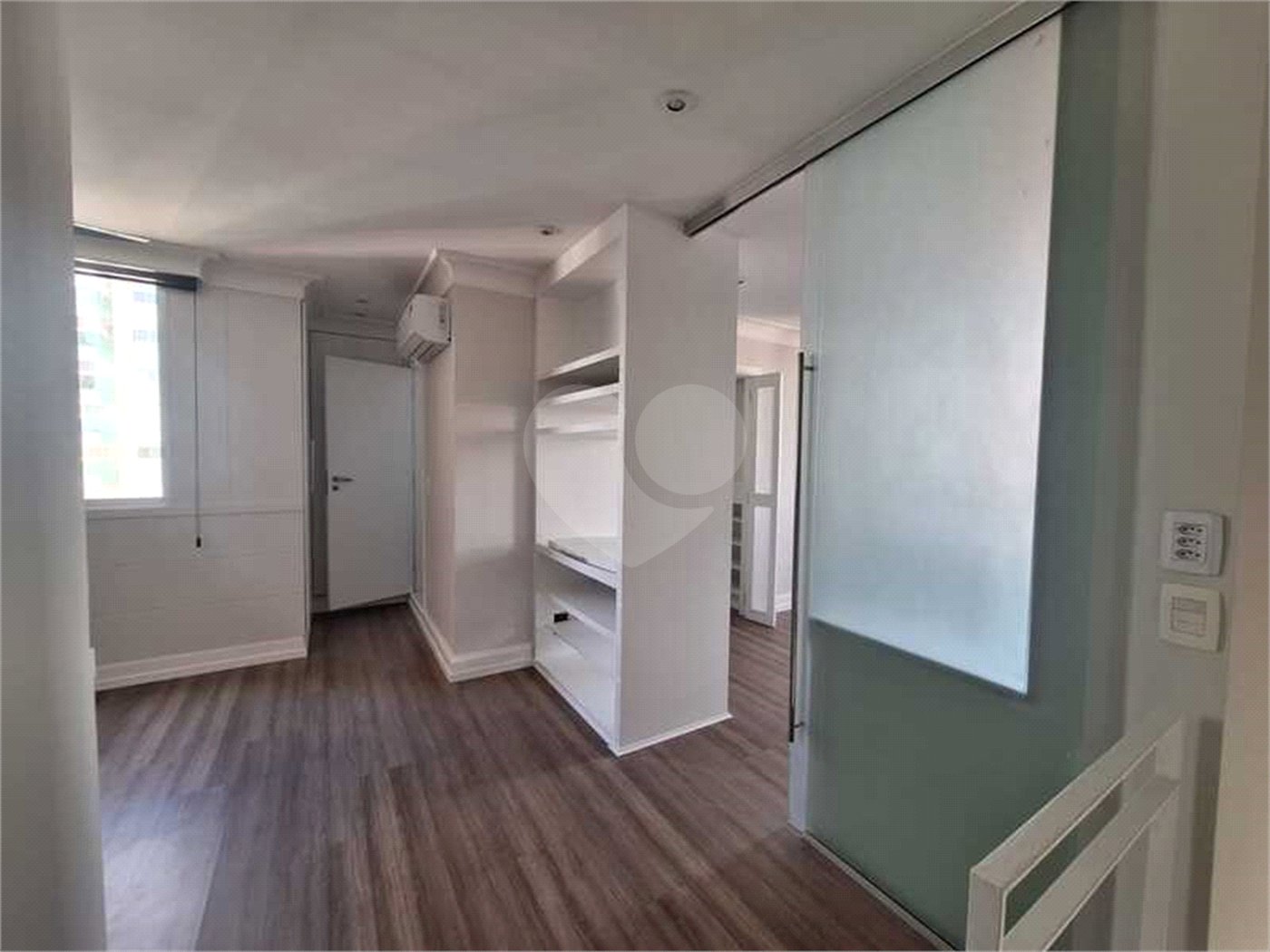 Apartamento para locação com 2 dormitórios, sendo 1 suíte com 02 vagas, totalmente climatizado nos 3 ambientes