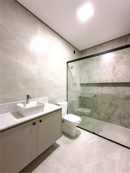 Indaiatuba - Jardim Bom sucesso - Área total: 150m² - Área construída: 115m² - 3 dormitórios sendo 1 suíte com armário planejado;Sala para dois ambientes; Banheiros com box gabinetes e espelhos; Área gourmet com churrasqueira a carvão e móveis planejados; Lavanderia coberta; Ar condicionado na sala