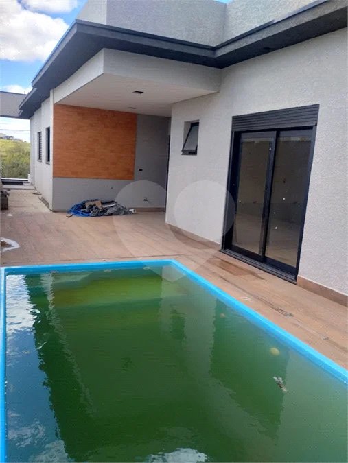 Casa em Atibaia com 3 dormitórios (1 suíte), sala 2 ambientes, piscina, 2 vagas de garagem, aceita financiamento