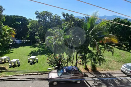 Ó TIMO CASA COM 3 QUARTOS E TERRAÇO EM CONTOMINIO FECHADO