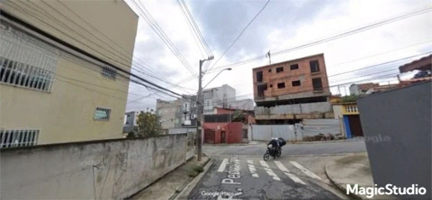 Galpão com 1155m² , 6 banheiros , sendo 2 vestiários , atualmente com 13 vagas , podendo chegar a 17 , à venda na Vila Principe de Gales em Santo André.