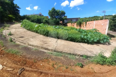 Terreno com 305,82 m² .