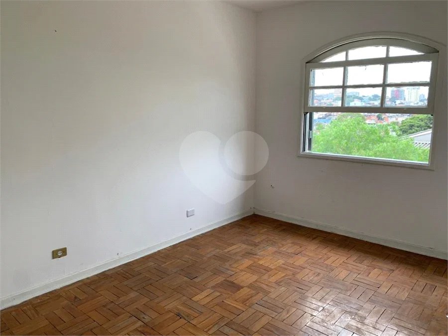 Casa espaçosa com 3 quartos, suíte, quintal e 2 vagas na Vila Santa Catarina