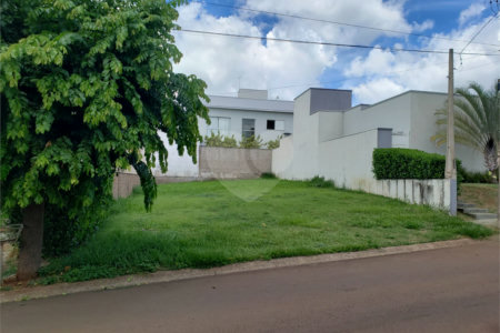Vende-se terreno no Village Damha em Araraquara